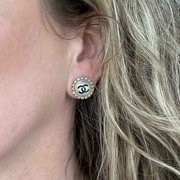 CHANEL Pearl and crystal halo cc stud earrings - Picture 8 of 8